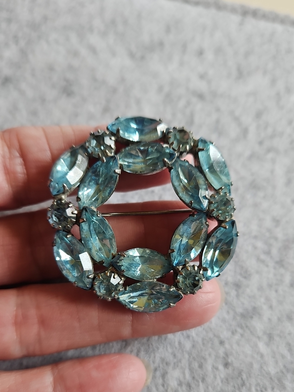 Vintage Aqua Blue Rhinestone Silver Tone Circle Wreath Brooch 50s 60s - Picture 5 of 5